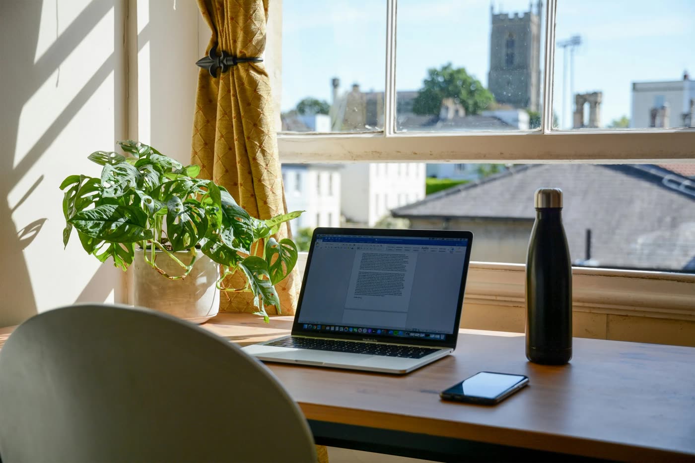 Ärztin arbeitet im Homeoffice am Laptop