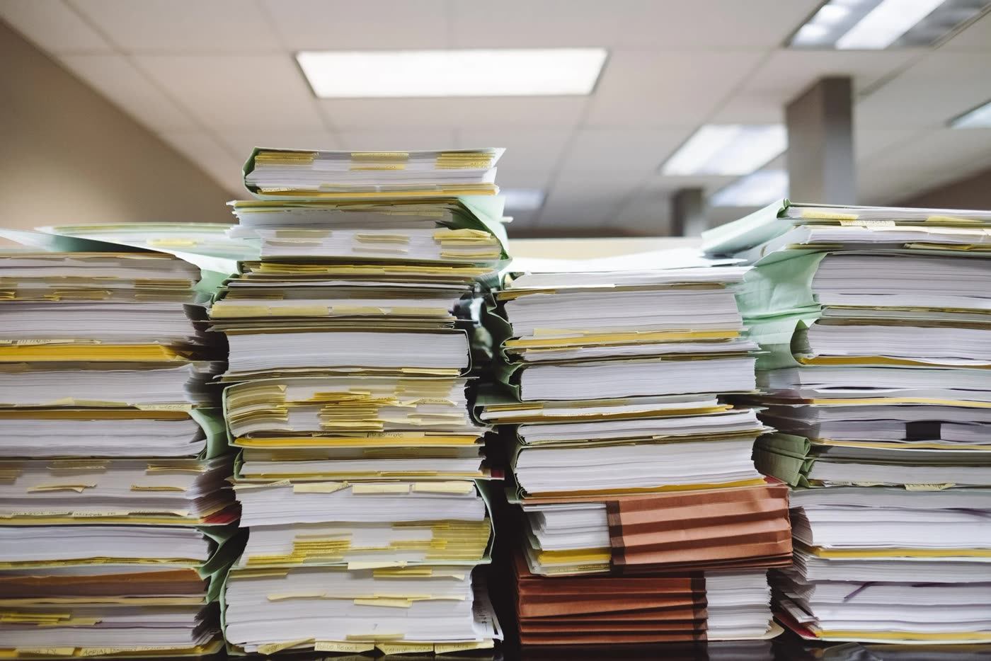 Aktenstapel – Bürokratie, um die wir uns kümmern